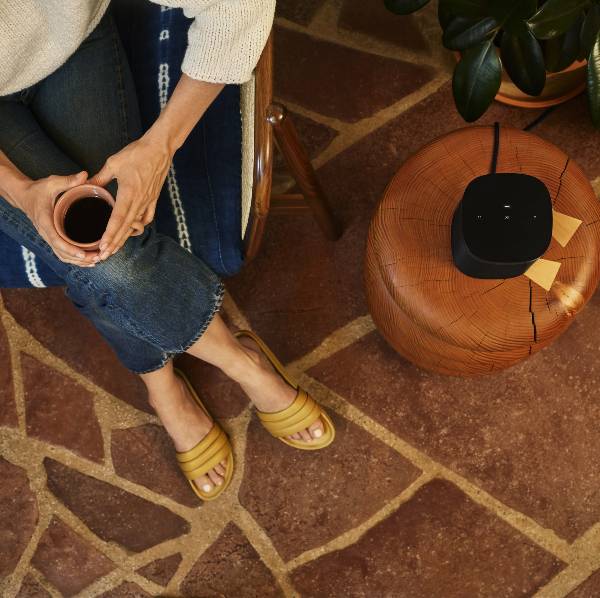 sonos one sl posée sur une table
