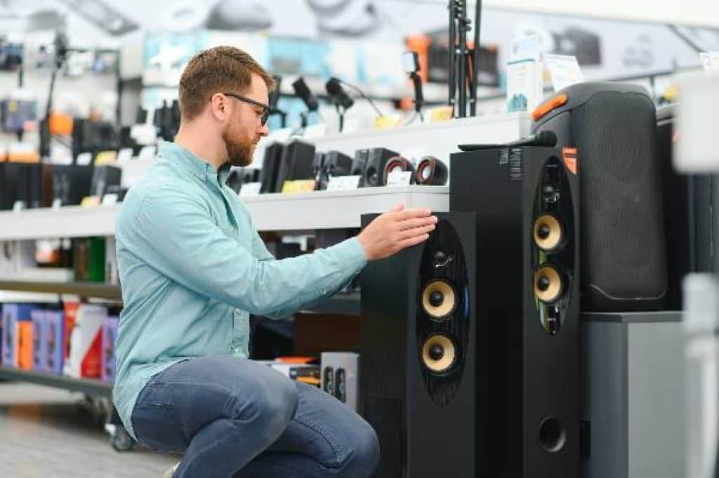 hommes comparant les différentes enceintes monitoring.