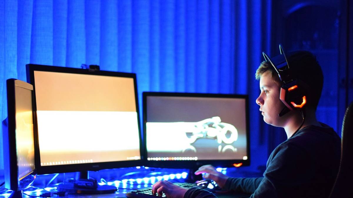 gamer jouant sur pc avec un casque